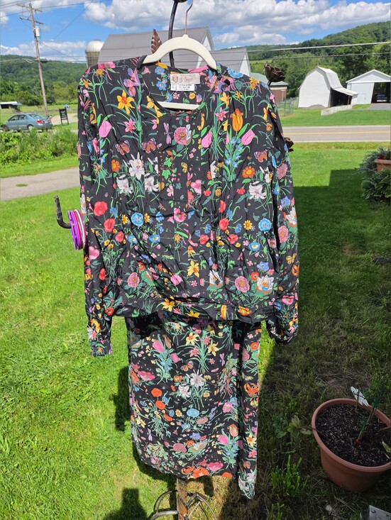 Gucci Dresses & Skirts - VTG 1970s GUCCI Skirt Set. 100% Silk Blouse. 100% Wool Skirt. Black Flora